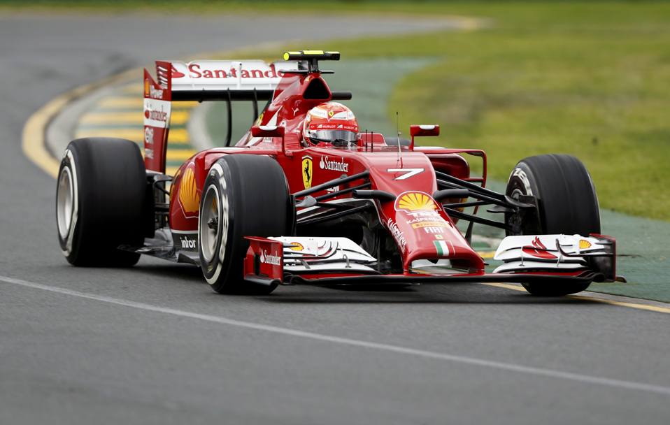 La Ferrari di Raikkonen in azione: il finlandese sbatter in Q2 danneggiando il muso. Afp